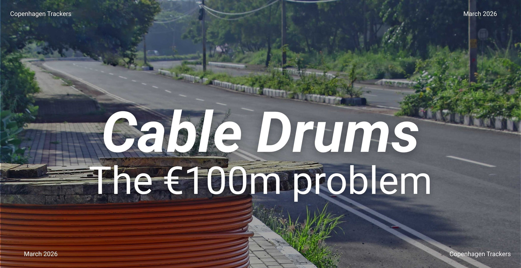 Väg med kabeltrummor och textöverlägg med texten ”Kabeltrummor – problemet på 100 miljoner euro” på ett blått filter.