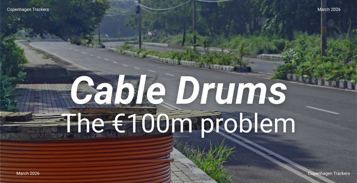 Väg med kabeltrummor och textöverlägg med texten ”Kabeltrummor – problemet på 100 miljoner euro” på ett blått filter.