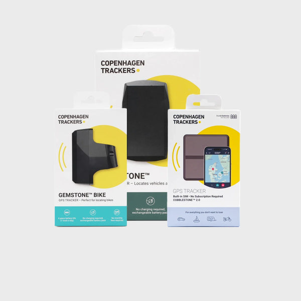 Drei GPS-Tracker-Produkte von „ Copenhagen Trackers “ in Verkaufsverpackung: Gemstone, Gemstone Bike und Cobblestone 2.0