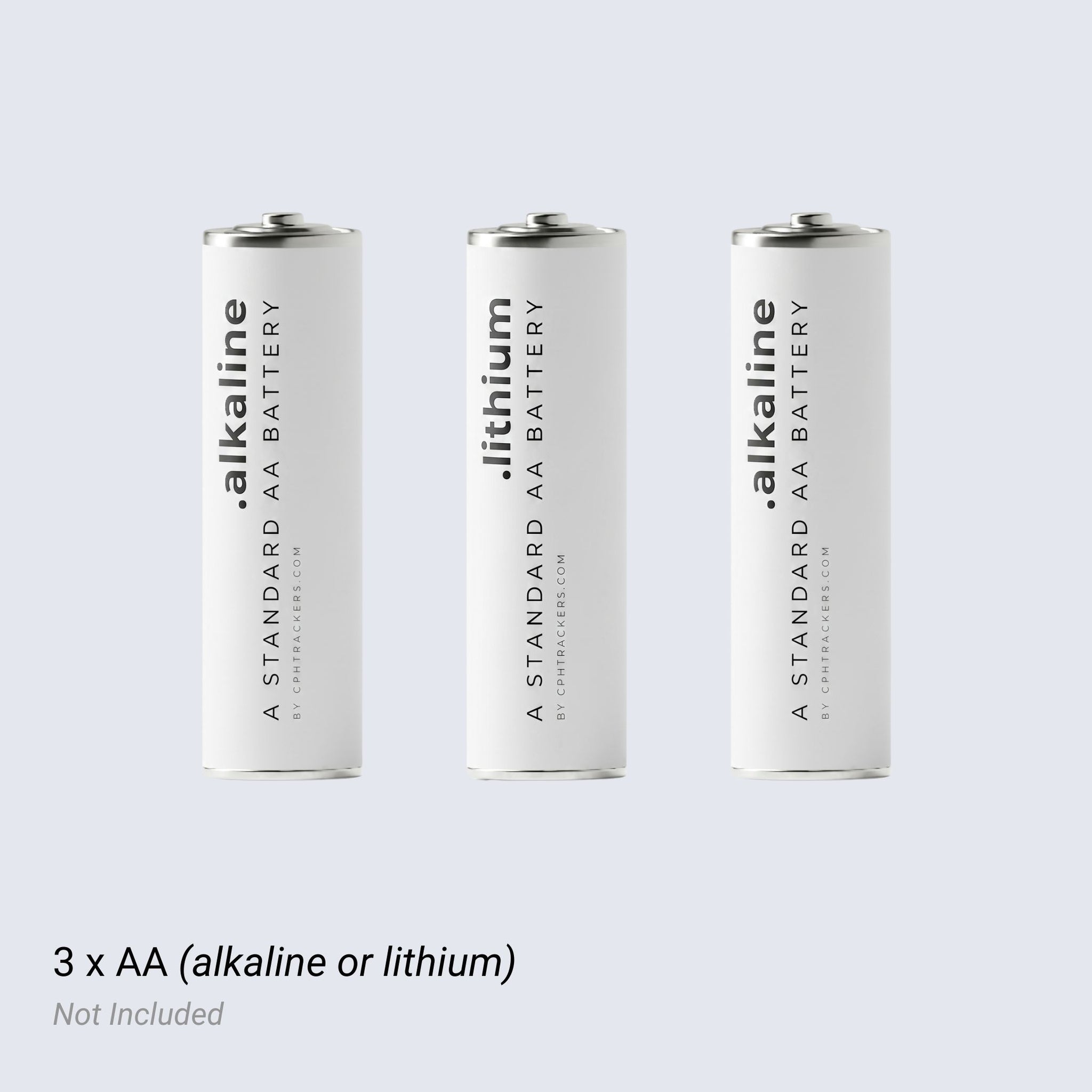 Tre batterie AA con le diciture "alcaline" e "al litio" su uno sfondo grigio chiaro.