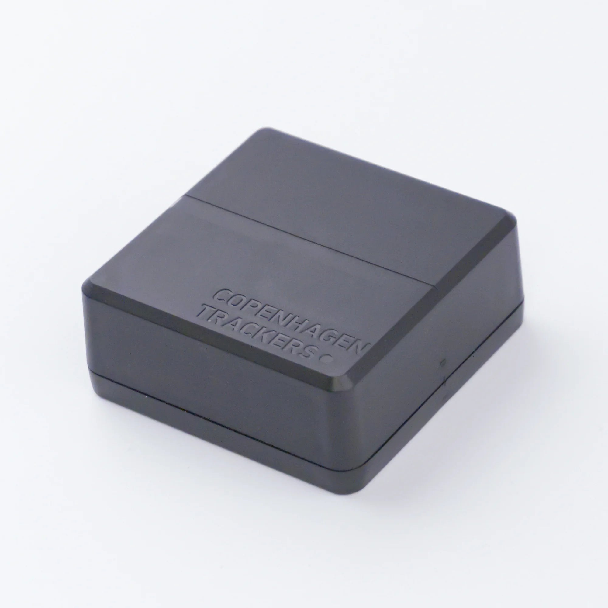Localizzatore GPS Cobblestone 2.0 con il marchioCopenhagen Trackers su sfondo bianco