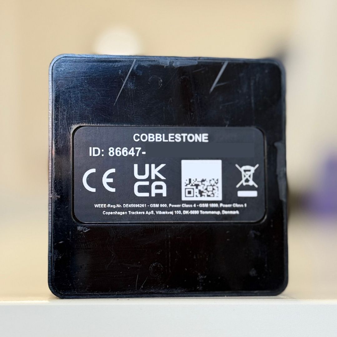 Cobblestone Outlet GPS-tracker från baksidan på ett bord
