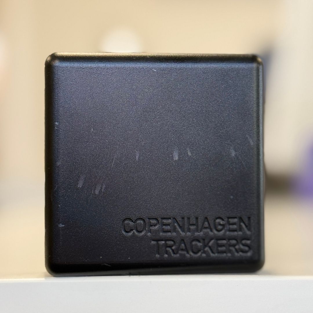 Cobblestone Outlet GPS-tracker från framsidan på ett bord