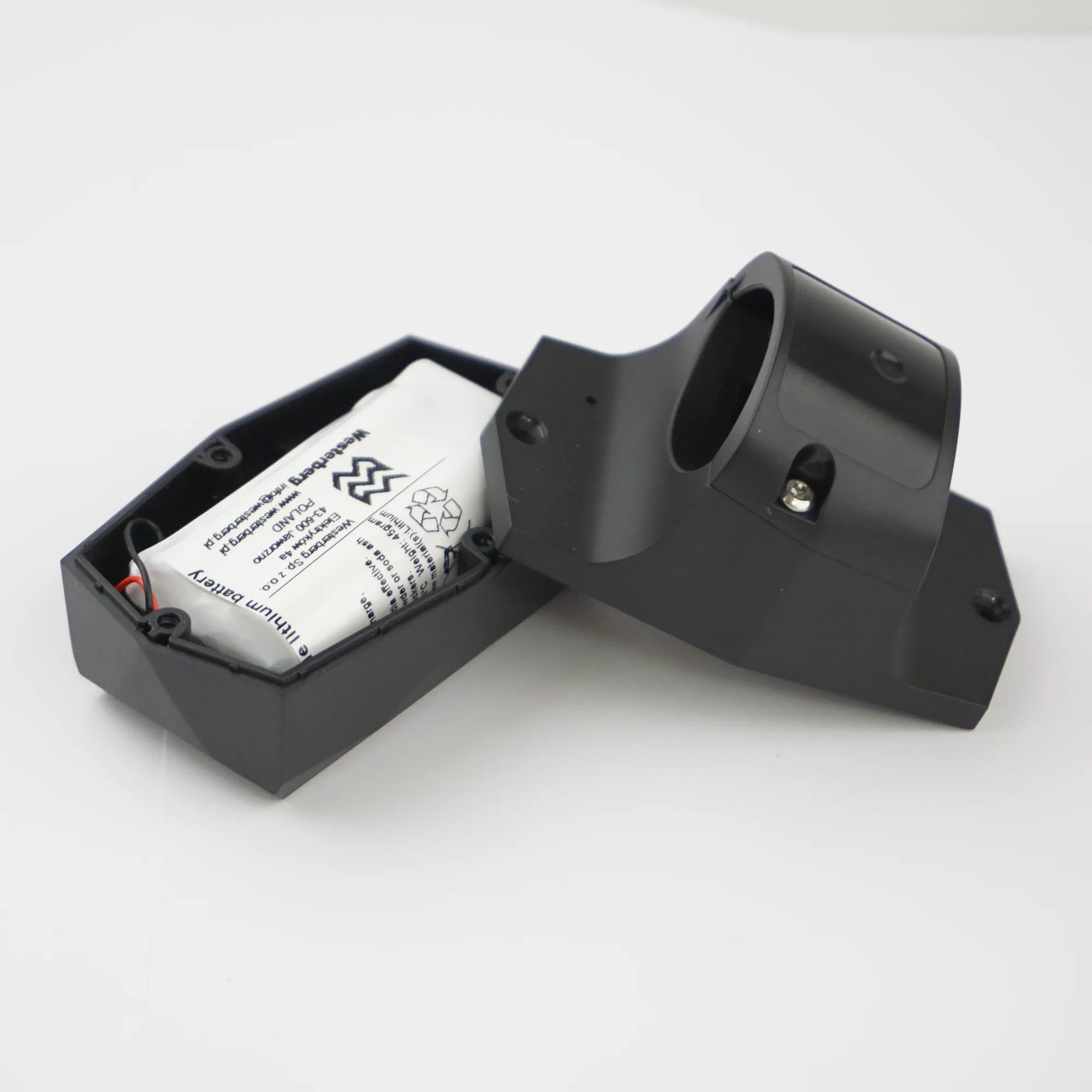 De achterkant van Gemstone GPS-tracker, afgebeeld tegen een strakke witte achtergrond.