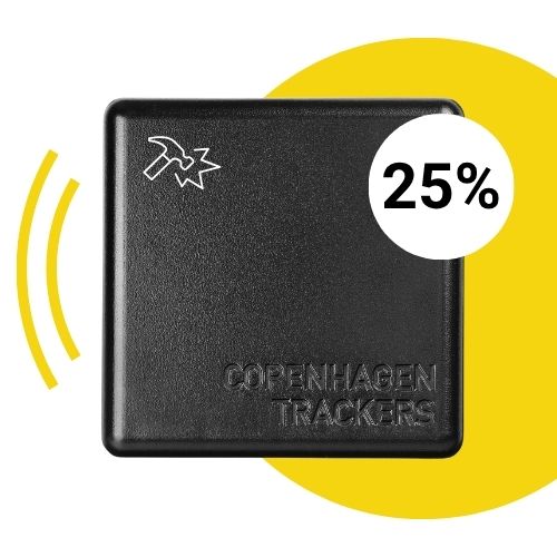Cobblestone Pro GPS-tracker med en hvid 25 % rabatpose. Bagved er en gul cirkel med forbindelsesstriber til venstre
