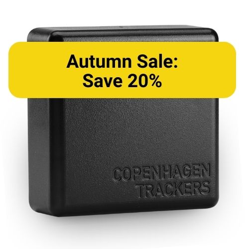 El rastreador GPS Cobblestone con un cartel amarillo de Rebajas de Otoño: Ahorre un 20%.