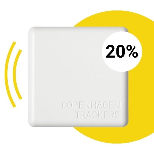 Traceur GPS Cobblestone blanc avec un sac blanc de 20 % de réduction. Derrière se trouve un cercle jaune avec des bandes de connexion à gauche.