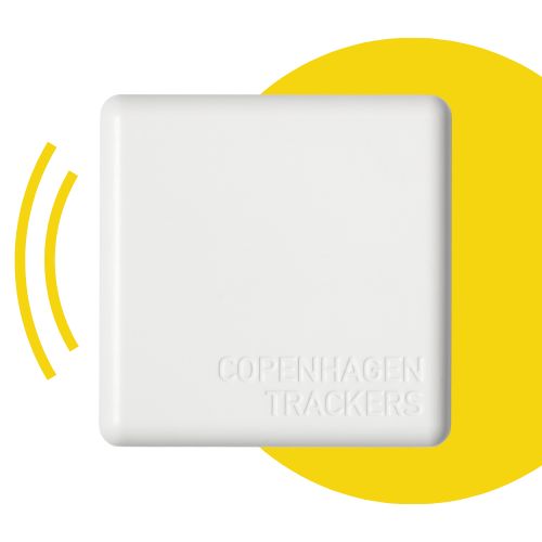Cobblestone Tracker GPS bianco con cerchio giallo sullo sfondo e strisce di connessione a sinistra.