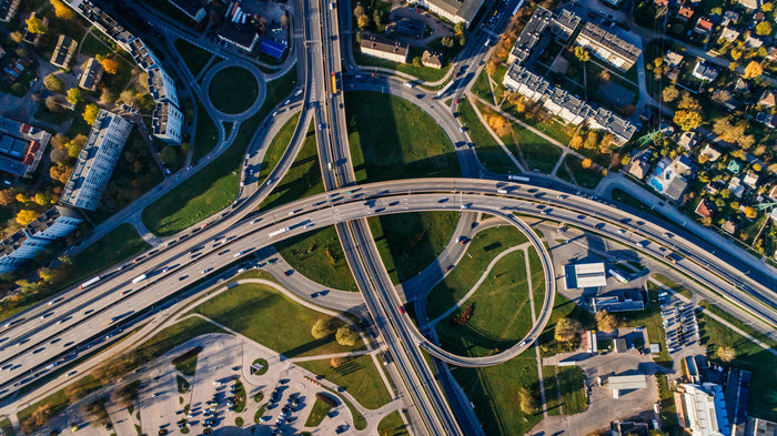 Vogelvluchtperspectief van een snelweg met grote ronde afritten en opritten