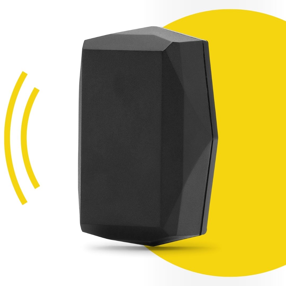 Een zwarte GPS-tracker met een geel signaleringspictogram.