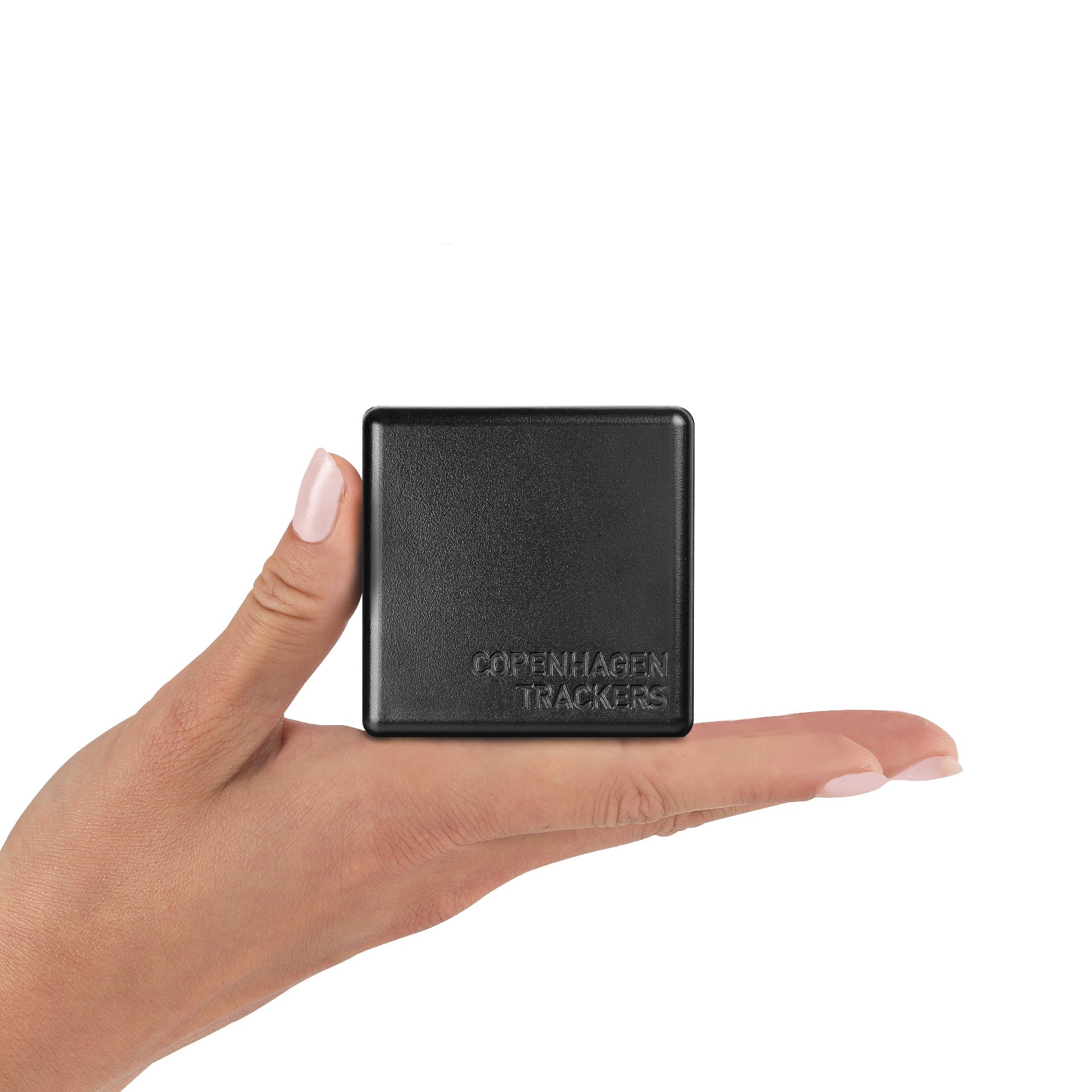 Damska dłoń trzymająca lokalizator GPS Cobblestone , białe tło.